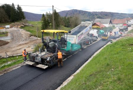 ASFALTIRANJE CESTE SKOZI SELŠČEK 07 FOTO LJUBO VUKELIČ
